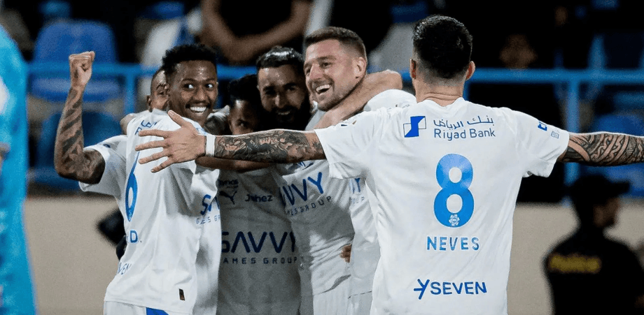 بنزيما يقدم عرضًا استعراضيًا في أولى مبارياته مع الهلال! هاتريك و4 مشاركات في التسجيل في فوز مهيب 6-0 على أخدود!