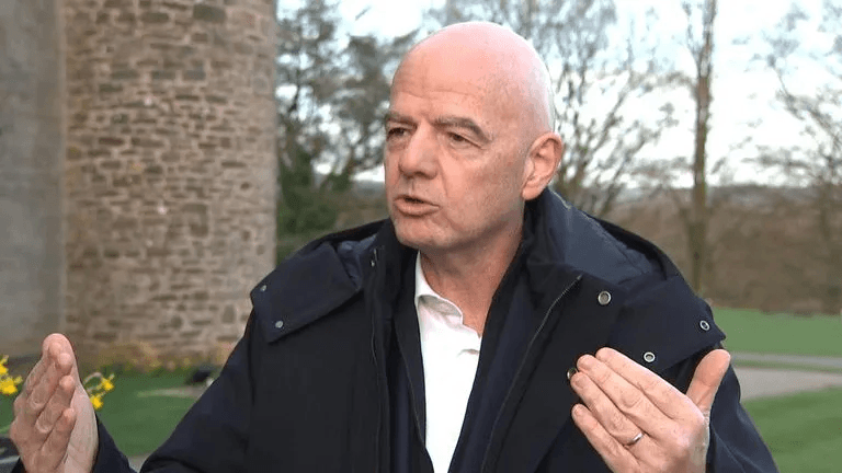 मुँह ढकने पर लाल कार्ड! इन्फैंटिनो का फीफा नियम विवाद – दोषी होने की धारणा और खिलाड़ियों को तत्काल बाहर करना जो मुँह छिपाते हैं, निर्दोष हो तो छिपाने की क्या जरूरत?