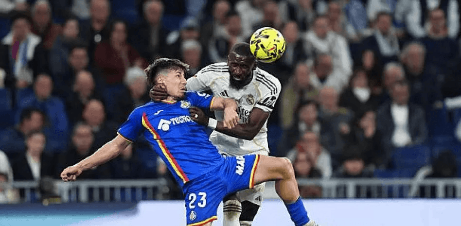 VAR विवाद! रूडिगर का घुटने से चेहरे पर प्रहार बचा सजा से – अधिकारी इसे अनजाने में होने वाला बताया, रियल मैड्रिड की चौंकाने वाली हार में!