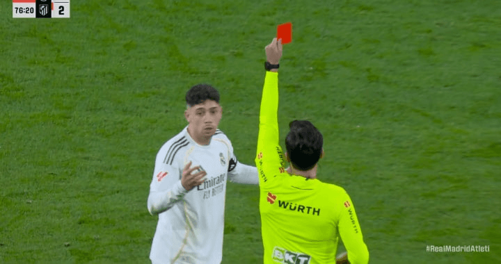 قناة ريال مدريد تندد بالحكم: بطاقة البيضاء الحمراء لفالفيرد فضيحة وعار؛ الحكم لديه لوحة جدارية لميسي في منزله