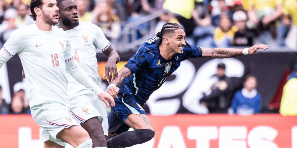 বার্সেলোনা রাফিন্যার চোট নিয়ে গভীরভাবে উদ্বিগ্ন – আগে একই চোটে সে দুই মাস মিস করেছিল