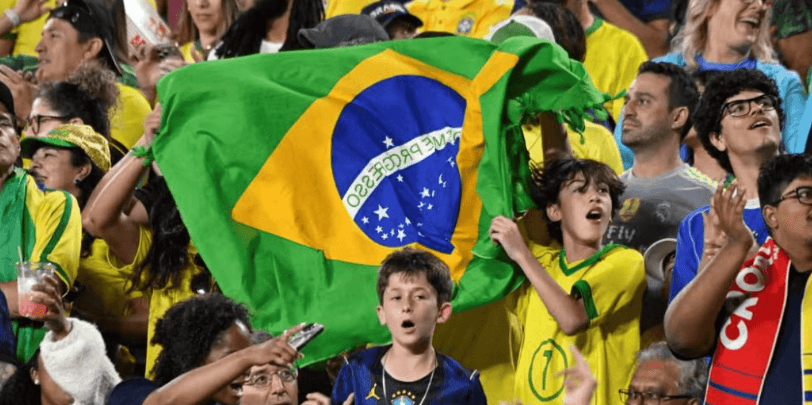 दोस्ताना मैच के दौरान प्रशंसकों ने ब्राज़ील से विश्व कप टीम में नेमार को शामिल करने की मांग की; मैच के बाद एंसेलोटी ने जवाब दिया