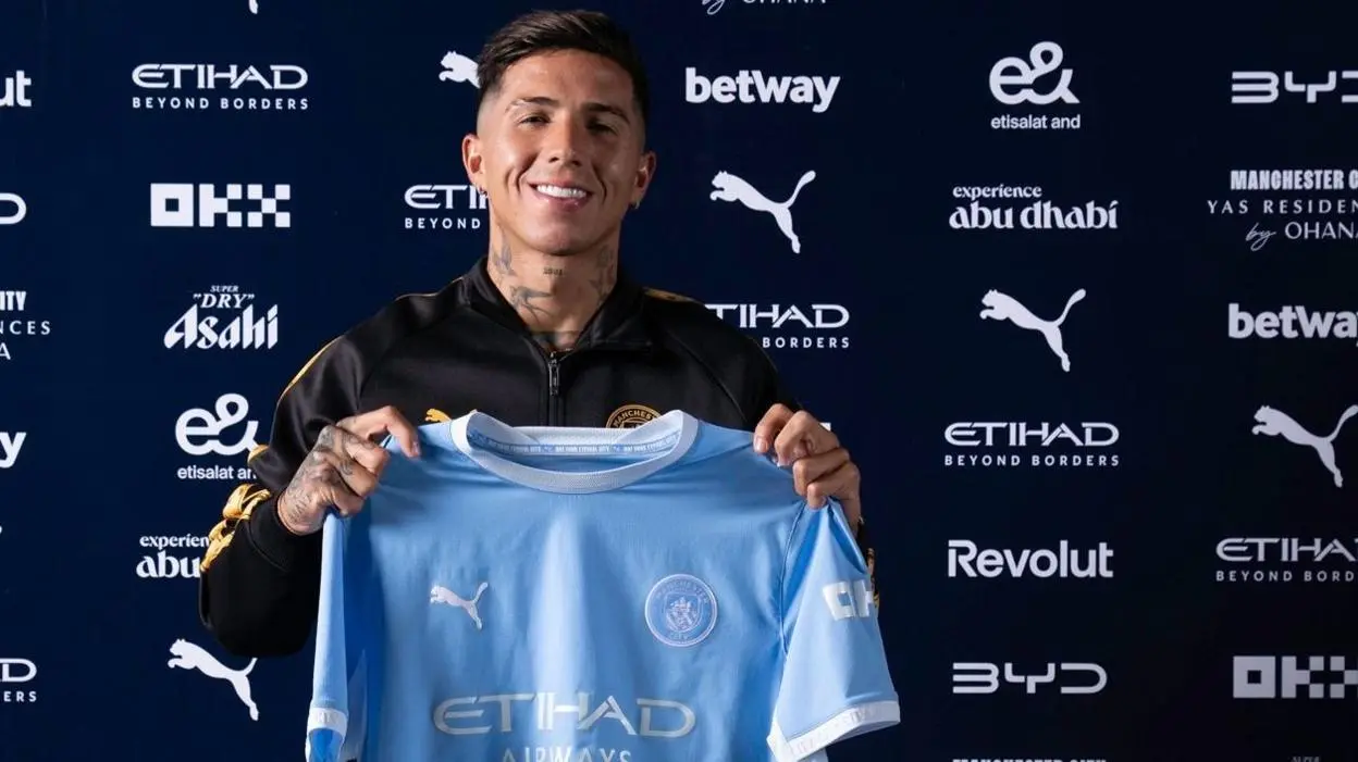 صفقة قياسية في سوق الانتقالات الصيفية: مانشستر سيتي يعلن رسميًا التعاقد مع لاعب وسط تشيلسي إنزو فيرنانديز مقابل 125 مليون جنيه إسترليني