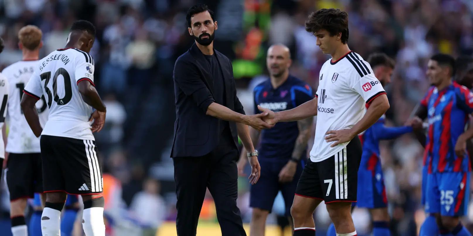 Tres jugadores clave se vuelven contra él: Álvaro Arbeloa podría convertirse en el primer técnico de la Premier League en ser despedido