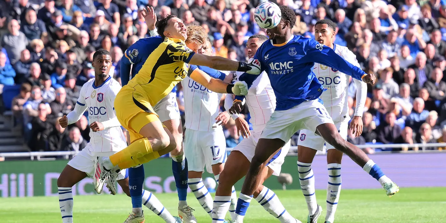 Guarda-redes do Chelsea, Martínez, sai de maca e terá de ser operado