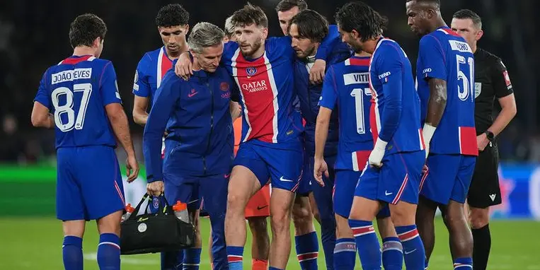 Substituído após lesão no segundo tempo: equipe de Kvaratskhelia teme ruptura do ligamento cruzado