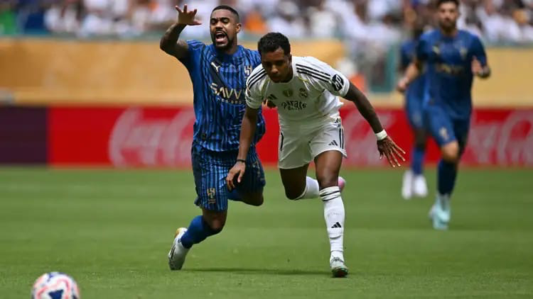 ضربة موجعة للهلال مالكوم يقلب الطاولة ويقترب من الانضمام إلى القادسية بعد كأس العالم للأندية