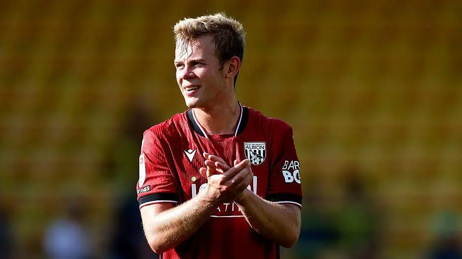 Hito histórico en el fútbol inglés: jugador del West Brom recibe una sanción de dos partidos por un gol con la mano