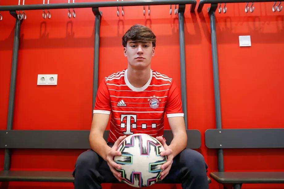 বায়ার্ন মিউনিখ ২-এর ১৮ বছর বয়সী মিডফিল্ডার হাভিয়ের ফার্নান্দেজের লাৎসিয়োকে সুপারিশ