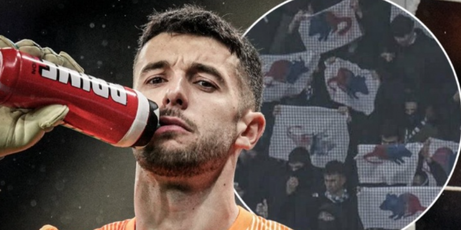 مشجعو إسبانيول يلوحون بأعلام الفئران الحمراء والزرقاء في الدقيقة 13 لسخرية من خوان غارثيا