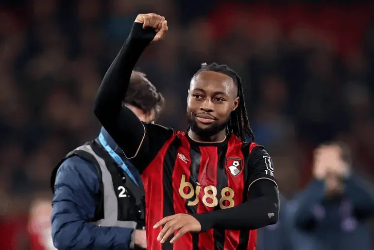 مانشستر سيتي يدفع 62.5 مليون جنيه رسم ثابت بالإضافة إلى 1.5 مليون جنيه حوافز مقابل سيمينيو، مع شرط بيع مستقبلي بنسبة 10%