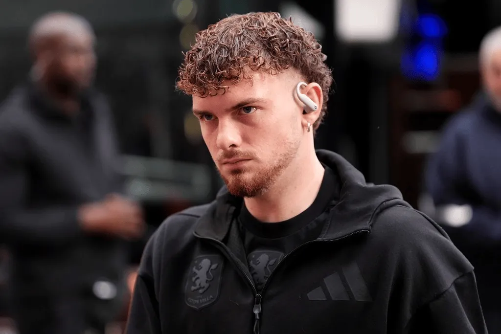 ليفربول وفيلا يتفاوضان لإلغاء شرط شراء إليوت! كل ذلك لمنح الجناح وقت لعب أكثر!