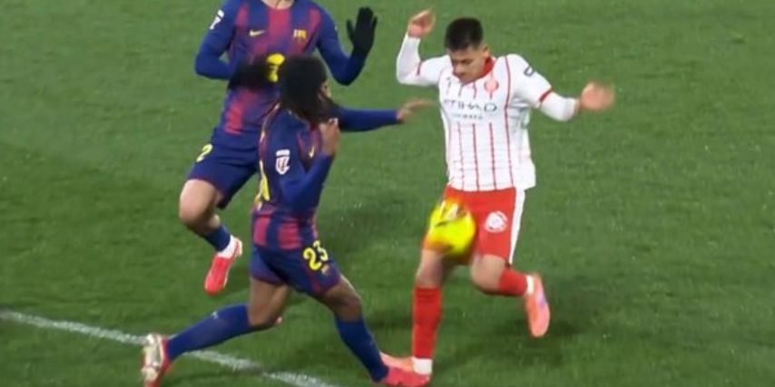 आधिकारिक ने गलत फैसला स्वीकारा: गिरोना के दूसरे गोल से पहले बार्सिलोना के खिलाफ कoundé पर फाउल; वीएआर रेफरी को सजा मिलेगी