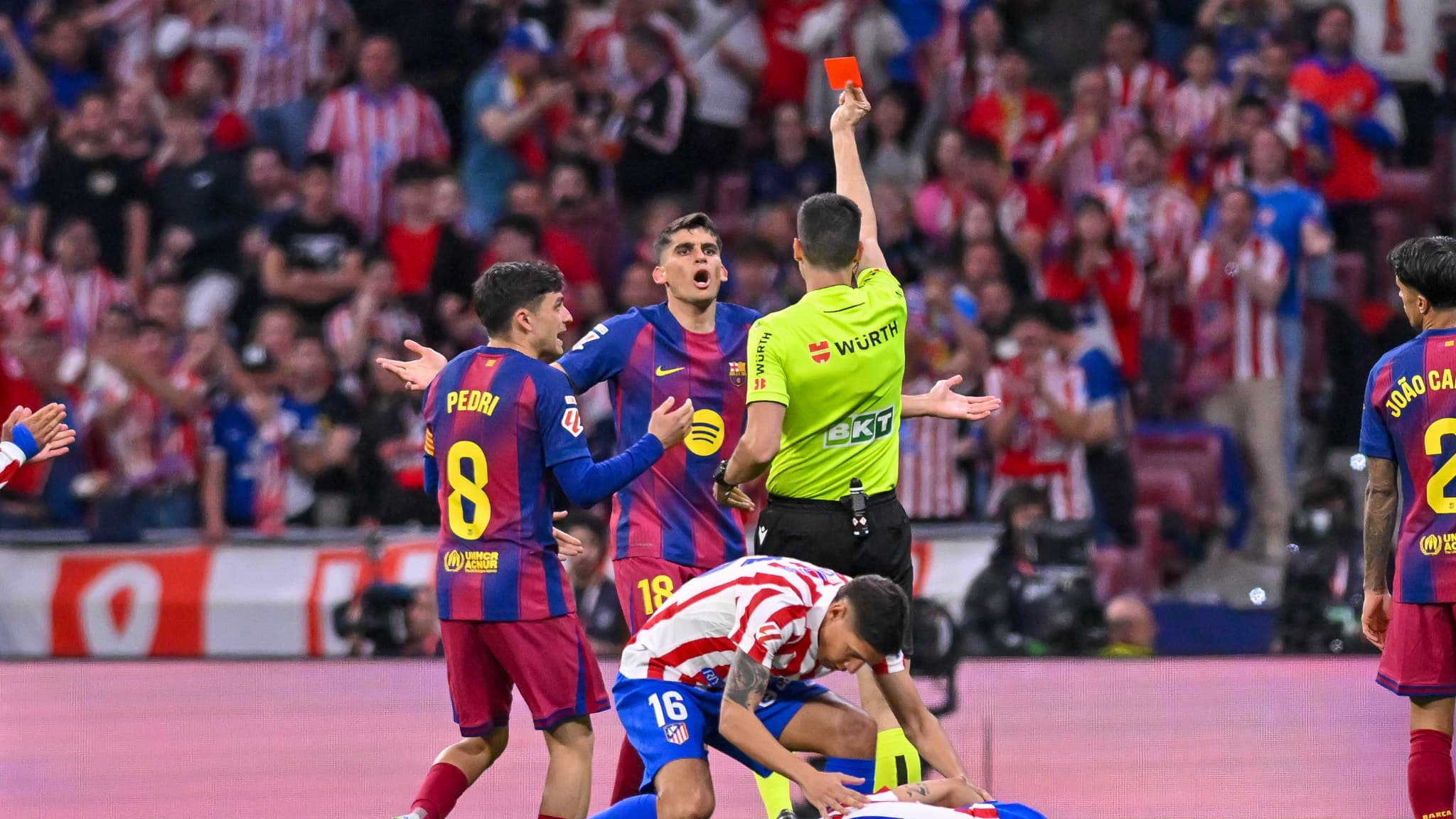 "Ketika pelanggarannya sejelas ini, tidak perlu dibicarakan": Simeone dan Atlético murka setelah kartu merah Barcelona dibatalkan